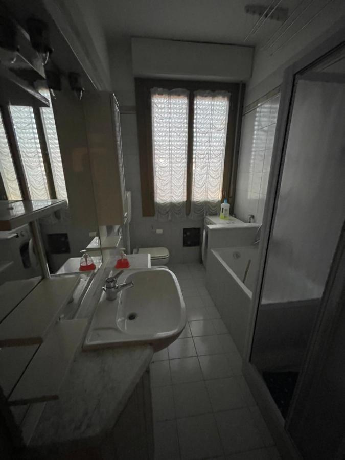 Gramsci First Apartment Modena Bagian luar foto
